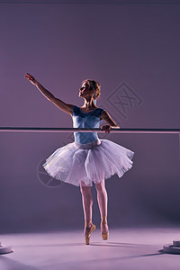 经典芭蕾舞女演员在芭蕾舞吧台摆姿势冒充娱乐酒吧成人工作室女性平衡女士短裙舞蹈家图片