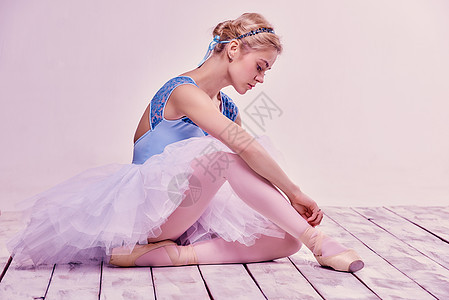 专业芭蕾舞演员穿上芭蕾舞鞋戏服舞蹈家裙子足尖拖鞋舞蹈木头成人地面剧院图片