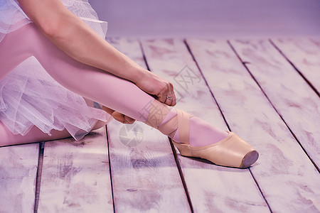 专业芭蕾舞演员穿上芭蕾舞鞋剧院艺术戏服工作室女性丝带成人足尖运动舞蹈图片