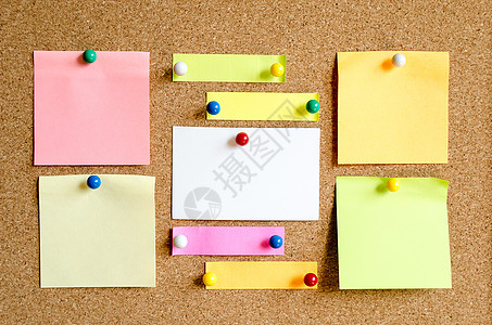色彩多彩的粘贴笔记软木学校夹子商业木板蓝色床单邮政办公室标签图片