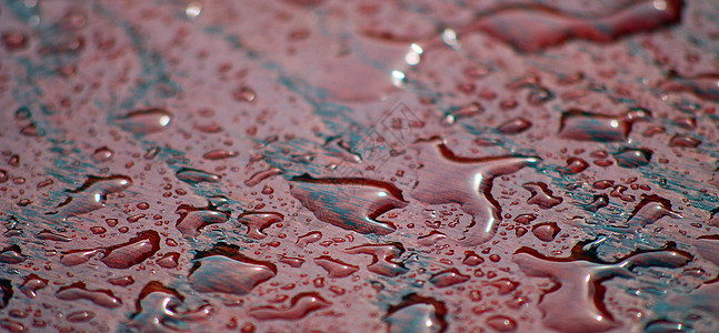 红色桌面上的雨滴涟漪宏观流动墙纸反射天气液体气泡盘子空气图片