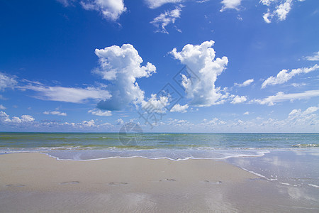 海洋和天空冲浪旅行海浪热带阳光假期地平线晴天蓝色海岸图片