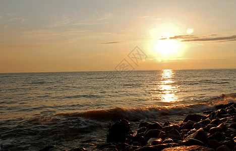 日落在黑海和夏季海滩上海景场景海浪海岸地平线天空海洋天际金子蓝色图片