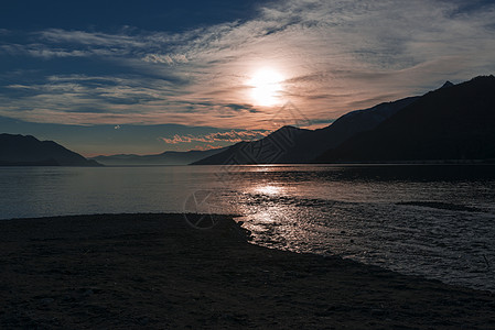 湖边的粉色日落旅游地平线天空旅行太阳博览会山脉爬坡钓鱼晴天图片