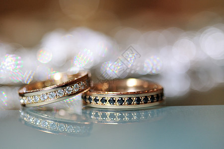 金婚戒指在桌子上躺着首饰仪式金子说谎夫妻卡片传统手指珠宝礼物图片