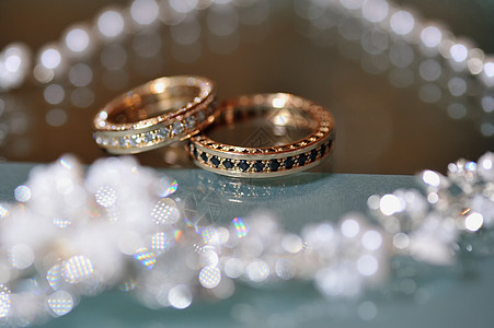 金婚戒指在桌子上躺着珠宝枕形传统艺术婚礼夫妻枕头仪式金子风俗图片