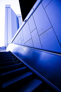 蓝天背景的办公楼建房景观窗户办公室反射城市天空技术地面建筑学镜子图片