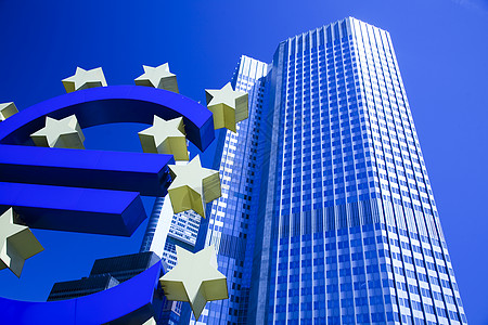 法兰克福欧洲央行欧元的欧元符号建筑玻璃镜子办公室建造蓝色公寓金融反射城市图片