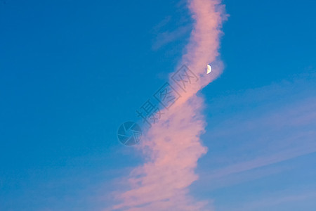 蓝色天空中粉红云下的月亮月球粉色时间天堂日落新月现实多云图片
