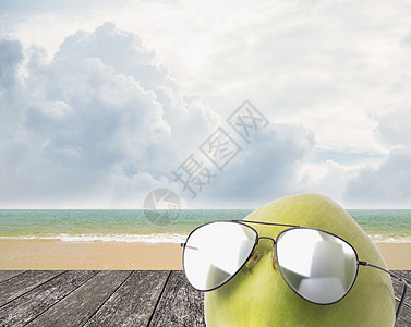 椰子在沙滩边戴太阳眼镜 夏天概念阴影树叶旅行天空旅游热带水果天气农村泡沫图片