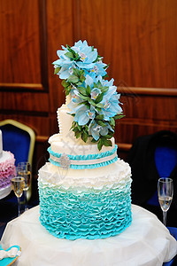 美丽的绿绿宝石 三层结婚蛋糕图片