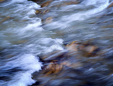 秋秋季快速河流图片
