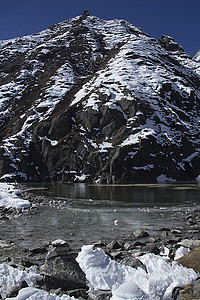 湖边小路远足风景环境蓝色冒险顶峰勘探雪原首脑图片