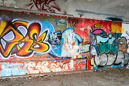 废弃的工厂建筑中的涂鸦墙墨水标签创造力工业艺术文化街道绘画字母城市图片