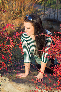 秋天公园的年轻美女季节森林闲暇叶子学生环境天气黑发女孩女性图片