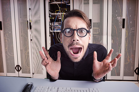 使用计算机戴眼镜的担心生意人的综合图象 其综合图象走廊焦虑衬衫眼镜棕色网络老鼠商业人士电脑图片