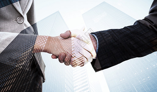两名商务人士握手的亲近画面综合合在一起 他们举起手来男性套装经理友谊会议男人交易伙伴合作摩天大楼图片
