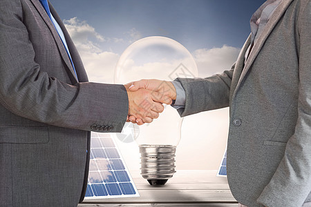 与两个商务人士握手的亲近画面综合合在一起办公室蓝天合伙能源木头职员合作生意人商业女性图片