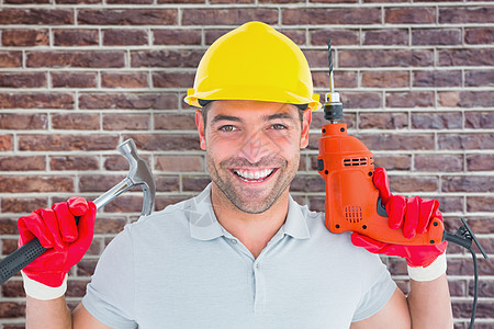 装有铁锤和钻机的快乐修理工综合图像钻头工人微笑安全帽男性手工具手套服务服装安全图片