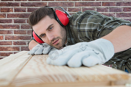 木制木板木匠复合图象工艺人男性木头建造修理工男人手套建筑弯曲职业图片