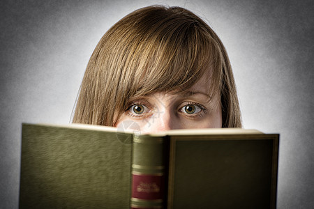 妇女阅读书女孩学生文学房间女士学习图书学校说谎女性图片