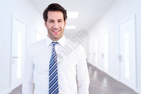 带着双手站在口袋里的笑笑着商务人士的复合形象领带衬衫微笑商务走廊头发套装大厅木地板地板图片