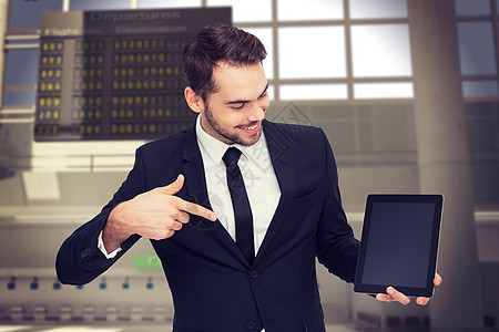 喜悦的商务人士用平板电脑指着他绘图衬衫软垫计算机航空商务男性棕色飞机场短发图片