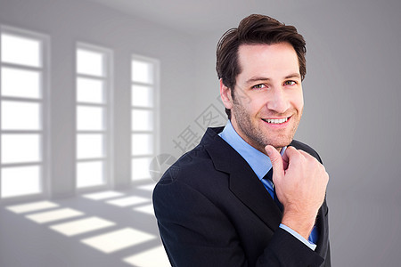 商务人士在笑着看镜头时触摸下巴的复合图像套装夹克男性微笑领带阴影窗户房间商业快乐图片