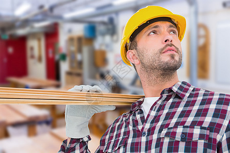 手持木板的杂人复合图像防护男性手工头盔男人劳力手套修理工机械工人图片