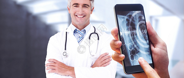 医生手机手握智能手机复合图像Name服务从业者专家科技医生职业电话屏幕界面房子背景