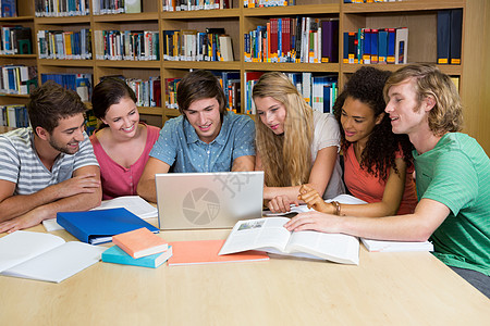 插画书学生们在图书馆一起工作修订校园青少年教育同学们学习电脑技术知识混血背景