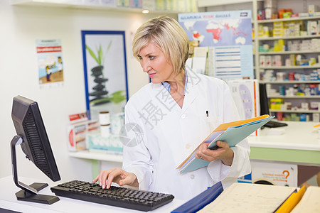 使用计算机的药剂师女性处方药剂诊所贮存药剂学药品医院治疗药店图片