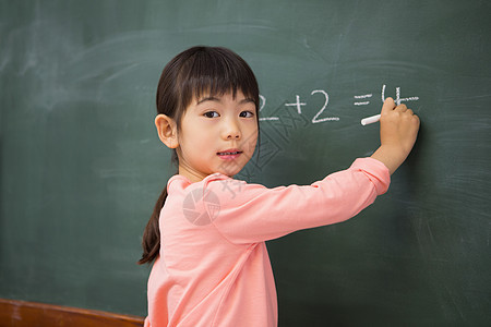 黑板上的学生写数字女性学习早教瞳孔写作小学教育女孩知识课堂图片