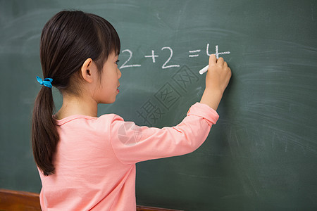 黑板上的学生写数字早教学习瞳孔小学生课堂学校班级女孩教育小学图片