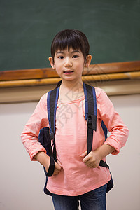 观看相机的可爱学生课堂学校女性瞳孔小学学习书包知识小学生班级图片