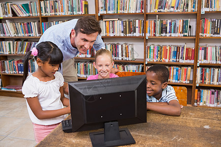 图书馆使用计算机的教师和学生人数职业小学快乐女孩书架技术学校工作瞳孔班级图片