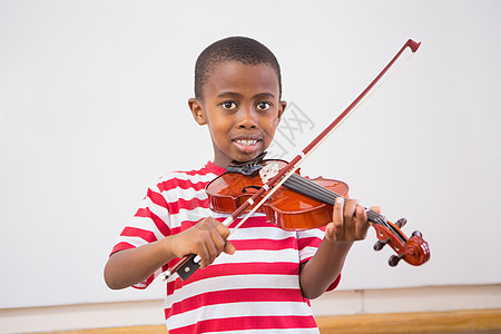 在课堂上玩小提琴的快乐学生男性黑色男生学习教育小学学校知识瞳孔微笑图片