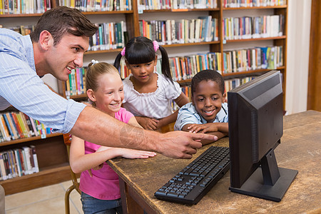 图书馆使用计算机的教师和学生人数桌子屏幕男生学习男人班级快乐教育职业工作图片