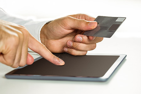 使用平板电脑在线购物的男子互联网电子网站触摸屏信用卡药片网上购物滚动电子商务背景图片