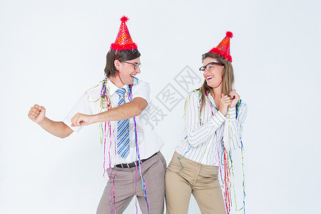 欢乐的情侣舞蹈领带夫妻纸屑快乐派对衬衫男性眼镜女性微笑图片