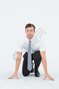 机智的年轻商务人士准备比赛微笑商务赛车衬衫极客男人眼镜潮人领带商业图片