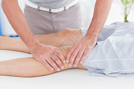 男人有膝膝部按摩咨询从业者说谎男性病人理疗膝盖保健拉伸医疗图片