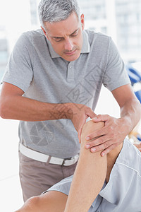 男人有膝膝部按摩医疗病人办公室咨询膝盖服务专家考场理疗诊所图片