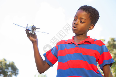玩玩具飞机的小男孩儿微笑男生快乐绿地晴天公园绿色男性农村飞行图片