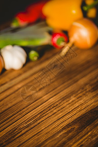 放在桌上的蔬菜洋葱健康饮食养分菠萝辣椒健康木头韭葱胡椒饮食背景图片