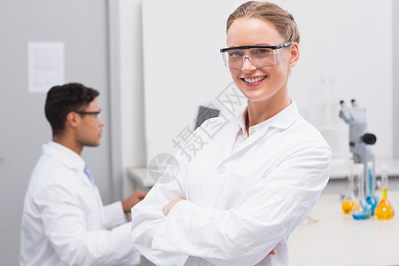 微笑的科学家们看着镜头的手臂交叉男人混血实验室医学实验药品双手手势技术职员图片