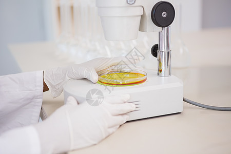 科学家用显微镜观察花生盘工作服面具技术化学药品防护化学家检查生物学科学家图片