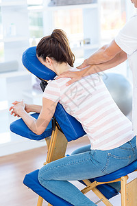 妇女背部按摩理疗办公室诊所咨询服务压力治疗师双手从业者按摩师图片