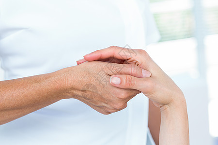 检查她的病人的手和手从业者医疗专家考场理疗按摩办公室诊所手指医务室图片