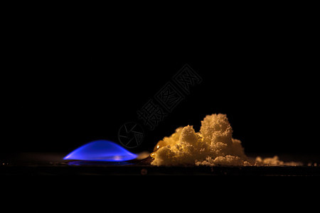 硫磺燃烧硫酸黑色化学实验室炼金科学身体实验性物质蓝色图片